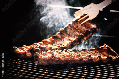 Fotomural Spare ribs cooking on barbecue grill for summer outdoor party