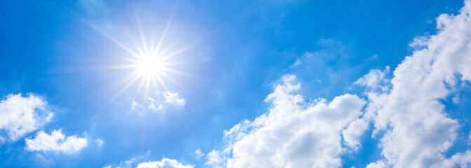 Wall Mural - Blauer Himmel mit Sonne und Wolken als Hintergrund
