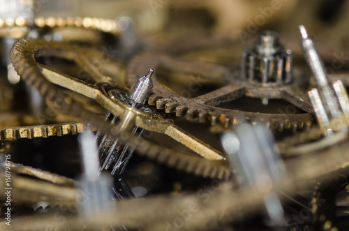 Watch Parts: Collection of Vintage Metallic Watch Gears on a Black Surface Plakat