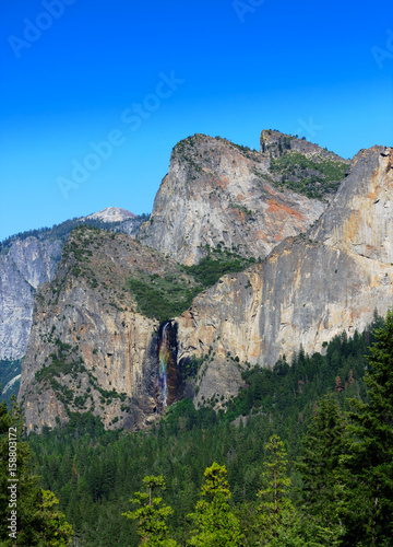 Photo Bridal Veil Falls at Yosemite National Park with Clear Blue Sky