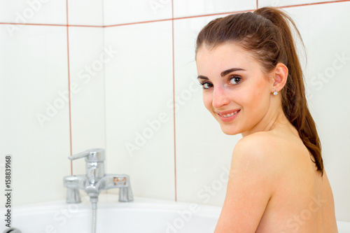 25-летняя девушка моется в ванне (44 фото)