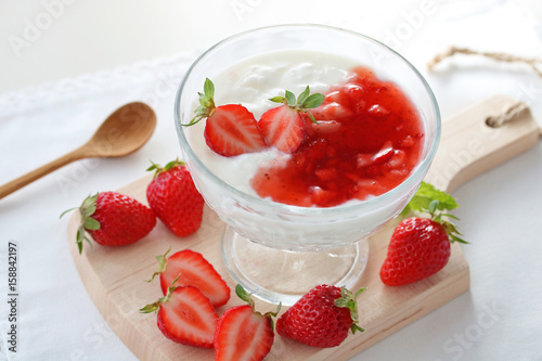 Zdjęcie XXL Jogurt truskawkowy Zdrowy jogurt ze świeżymi truskawkami i sosem truskawkowym