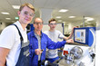 © industrieblick - jugendliche Azubis und Ausbilder an einer CNC Drehmaschine - moderne Berufsausbildung im Handwerk // Young apprentices and trainers