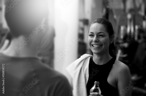 Fotomural Girl talking to her personal trainer. Black and white image.