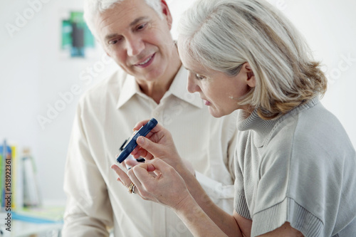 Fotografía Test for diabetes elderly person