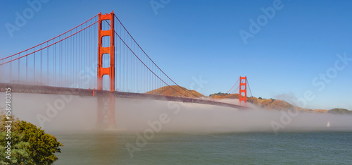 unoszaca-sie-mgla-i-golden-gate-bridge-w-sloneczny-dzien