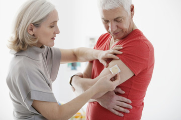 smoking treatment elderly person