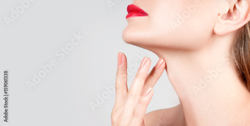 Fotomural Beautiful woman neck with clean skin and red lips
