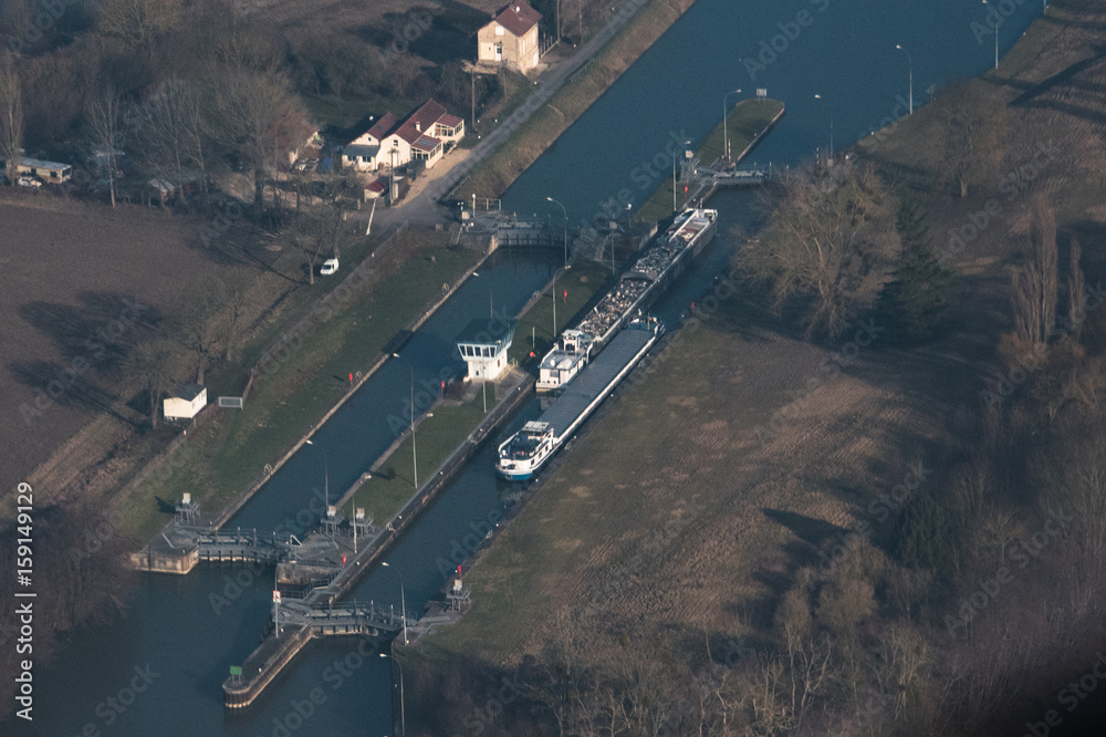 Vue aérienne de l'écluse de Boran sur la rivière Oise en France