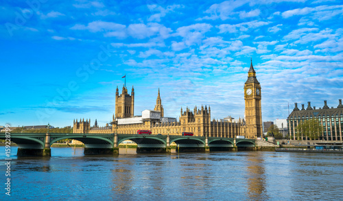 Plakat Big Ben i Westminster parlament w Londyn, Zjednoczone Królestwo przy słonecznym dniem