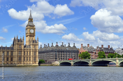 Zdjęcie XXL Wieża zegarowa Big Ben, znana również jako Wieża Elizabeth, znajduje się w pobliżu Pałacu Westminsterskiego, a Izby Parlamentu nad Tamizą w Londynie stały się symbolem dyskusji w Anglii i Brexit