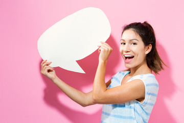 Wall Mural - Young woman holding a speech bubble