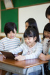 © milatas - タブレットを使う小学生