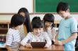 © milatas - タブレットを使う小学生