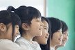 © milatas - 教室の小学生
