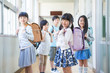 © milatas - ランドセルを背負った小学生