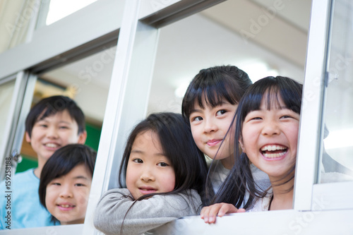 窓から顔を出す小学生 Stock Photo Adobe Stock 窓から顔を出す小学生 Stock Photo Adobe Stock