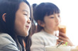 © milatas - 給食を食べる小学生