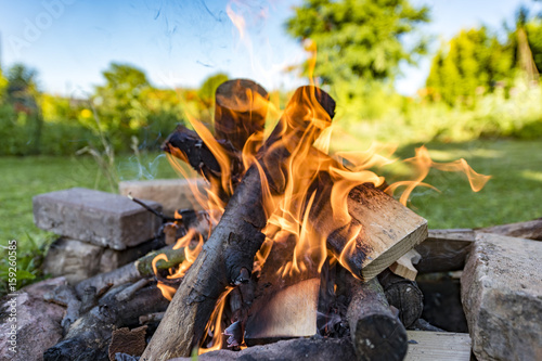 Lagerfeuer In Einer Mit Steinen Umfassen Feuerstelle Kaufen Sie Dieses Foto Und Finden Sie Ahnliche Bilder Auf Adobe Stock Adobe Stock