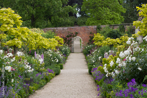Fotomural The Walled Garden at Buscot Park House in Oxfordshire
