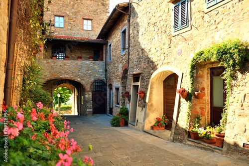 czarujaca-toskanska-wioska-san-donato-w-poggio-we-wloszech