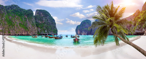 Fotografía Panorama of Long boat and blue water at Maya bay in Phi Phi Island, Krabi Thailand