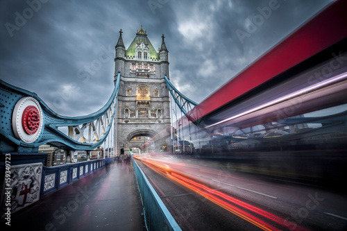 pochmurny-dzien-nad-tower-bridge-smugi-pedzacych-pojazdow-po-ulicy