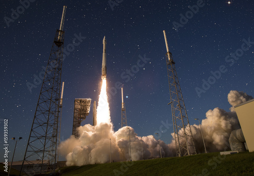 Zdjęcie XXL Spaceshatle uruchomić rakietę na białym tle