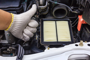 Technician worker guarantee for changing new air filter of new car