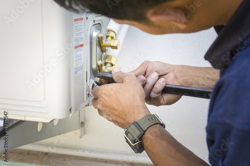 Fotografía Installing air conditioner