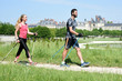 © AUFORT Jérome - jeune couple pratiquant la marche nordique