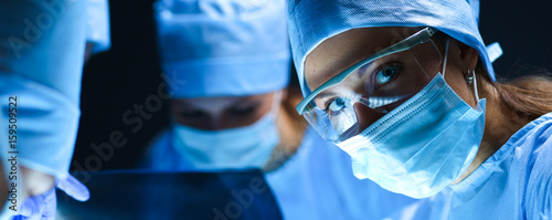 Fotomural Team surgeon at work on operating in hospital