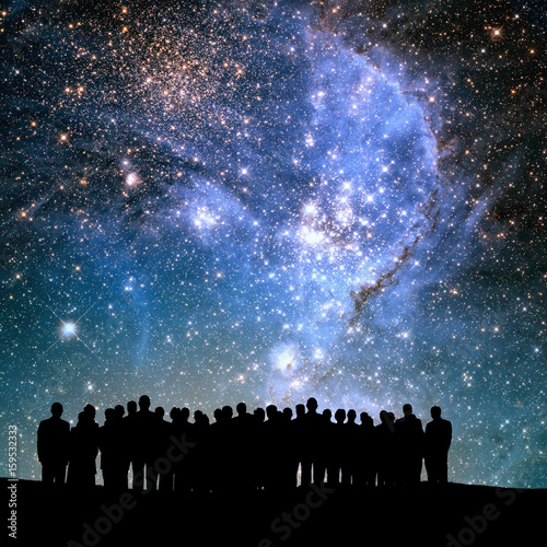 Zdjęcie XXL grupa silhouetted ludzi i światła wszechświata