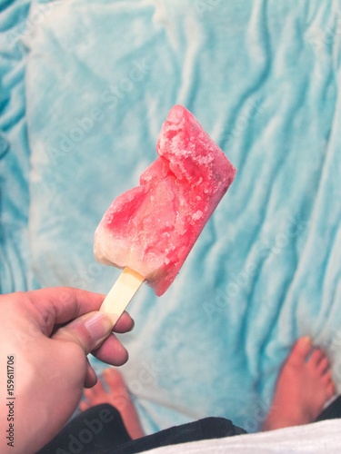 溶けたアイスキャンデーを持つ男性の一人称視点 水色背景に赤のアイスバー Kaufen Sie Dieses Foto Und Finden Sie Ahnliche Bilder Auf Adobe Stock Adobe Stock 溶けたアイスキャンデーを持つ男性の一人称視点 水色背景に赤のアイスバー Kaufen Sie Dieses Foto Und Finden Sie Ahnliche Bilder Auf Adobe Stock Adobe Stock