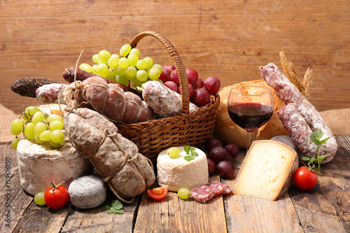mieso-ser-i-wino-na-drewnianym-stole-w-kuchni