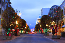  City Of Victoria - Canada -  Decorated For Christmas. People Are Shopping In Downtown. Victoria's Charm And Beauty Has A Lot To Offer For Any World Traveler.