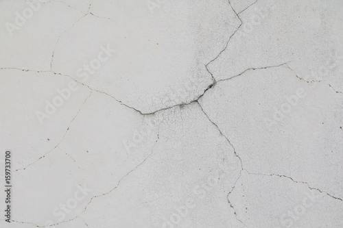 stary-bialy-beton-pekniecia-sciany-i-miejsca-na-kopie-tekstu