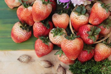 fresh strawberries is delicious on wood background