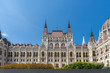 Ungarisches Parlamentsgebäude vor blauem Himmel