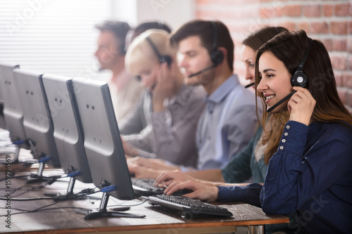Fotomural Female Customer Services Agent In Call Center