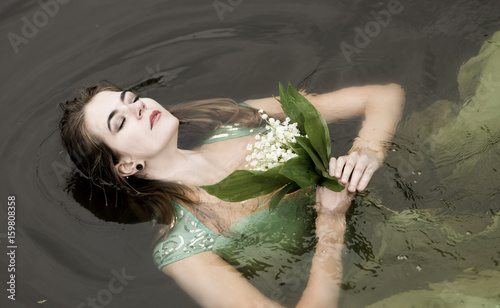 Zdjęcie XXL Kobieta ślepo, spływa w dół rzeki, medytuje w wodzie