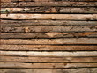Blockhaus aus braunen Holzstämmen mit abbröckelnder Rinde im Bauernhausmuseum im Stadtteil Gadderbaum in Bielefeld am Hermannsweg im Teutoburger Wald in Ostwestfalen-Lippe