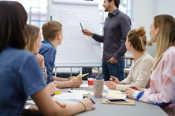 Canvas Print - mann hält einen vortrag vor kollegen im büro