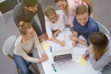 Canvas Print - glückliches team im büro