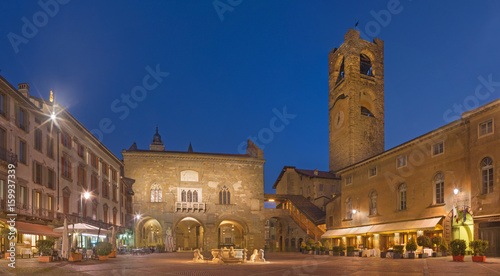 Photographie  Bergamo - The Piazza Vecchia square at dusk.