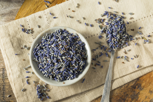 Fototapeta na drzwi i meble Surowa Organiczna Sucha Purpurowa Lawendowa Przyprawa
