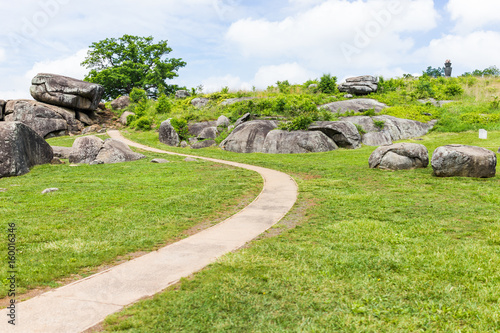 Fotografie, Obraz Trail leading to Devil's Den in Gettysburg battlefield national park with rock b