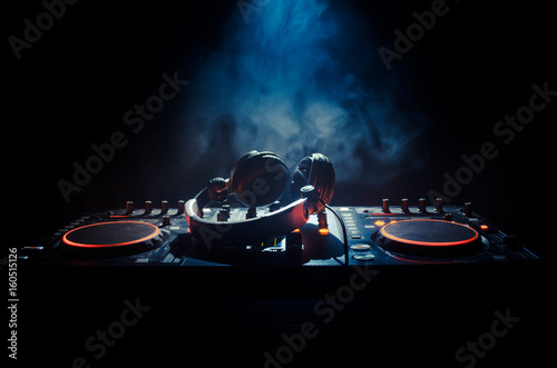 Fotomural DJ Spinning, Mixing, and Scratching in a Night Club, Hands of dj tweak various t