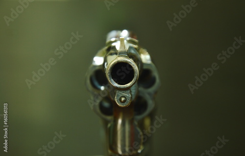 Fotografía revolver gun muzzle ready to shoot on black background