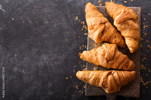 Fotografía fresh croissants on a wooden board